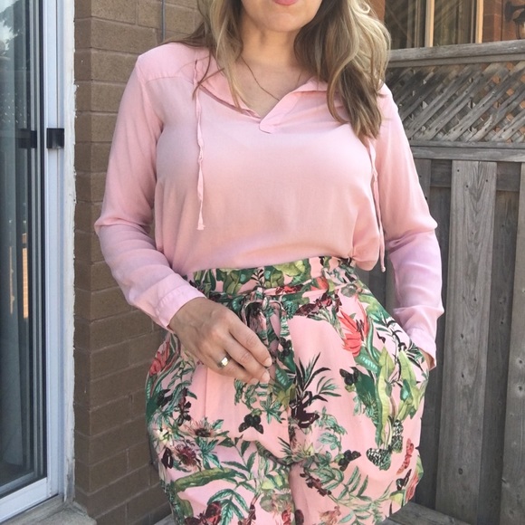 H&M Pants - 4/$20☀️High waisted floral shorts by H&M.